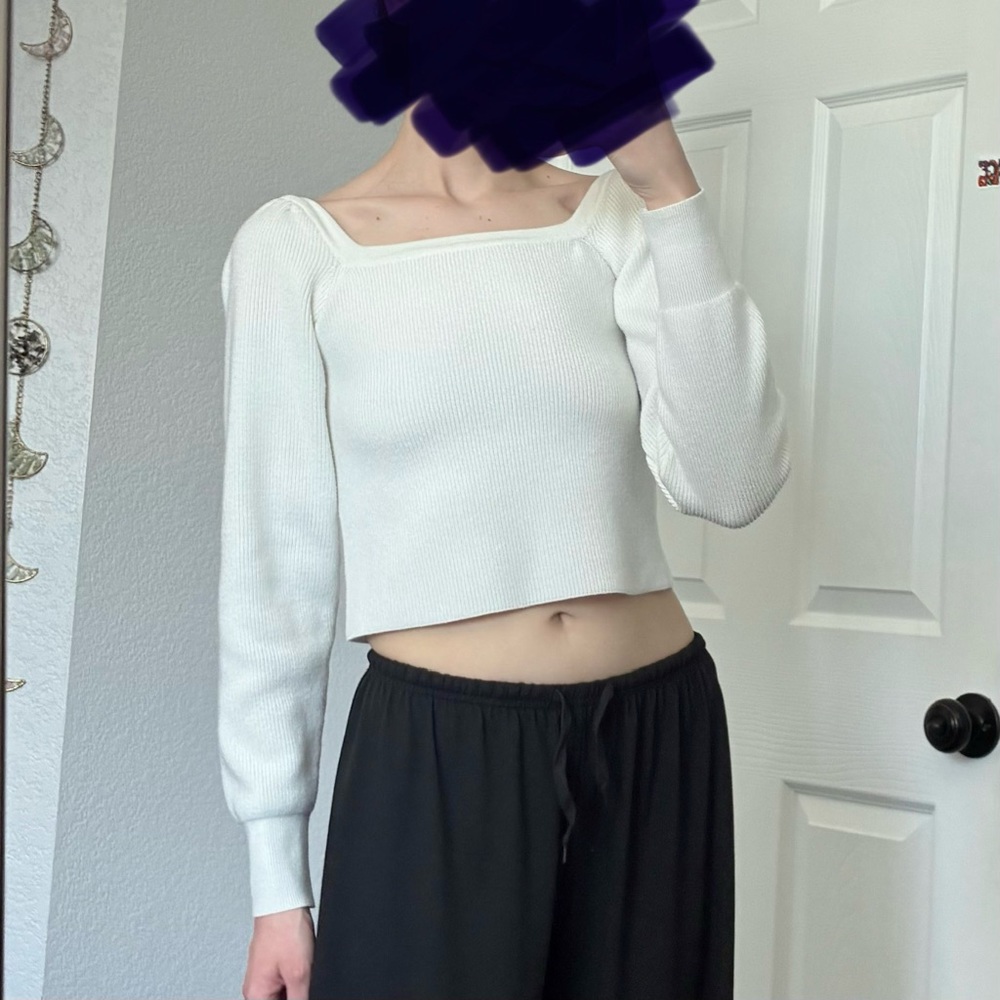 White puff sleeve crop top